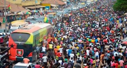 "100 قتيل تقريبًا".. كارثة إنسانية في مباراة بغينيا